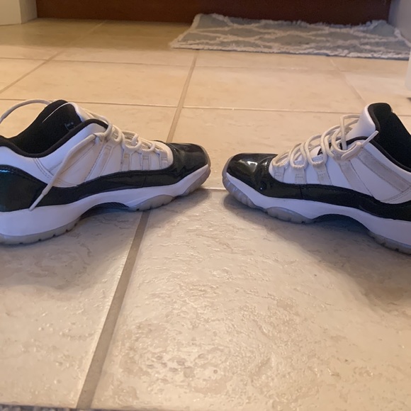 Jordan 11’s low top size 5.5y - Picture 7 of 12